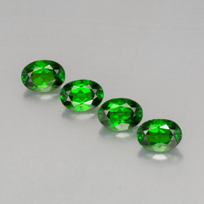カラットの天然グリーンクロムダイオプサイド（7.2×5.2 mm・オーバルカット）