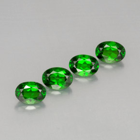 カラットの天然グリーンクロムダイオプサイド（7.2×5.2 mm・オーバルカット）