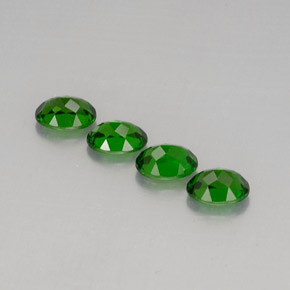 カラットの天然グリーンクロムダイオプサイド（7.2×5.2 mm・オーバルカット）