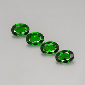 カラットの天然グリーンクロムダイオプサイド（7.2×5.1 mm・オーバルカット）