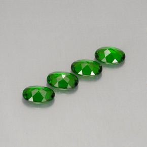 カラットの天然グリーンクロムダイオプサイド（7.2×5.1 mm・オーバルカット）