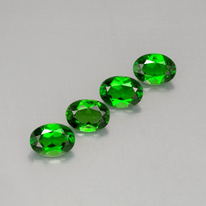カラットの天然グリーンクロムダイオプサイド（7×5.1 mm・オーバルカット）