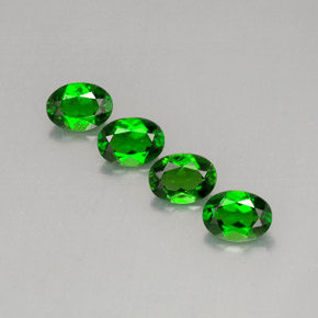 カラットの天然グリーンクロムダイオプサイド（7×5.1 mm・オーバルカット）