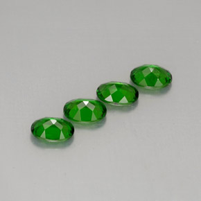 カラットの天然グリーンクロムダイオプサイド（7×5.1 mm・オーバルカット）