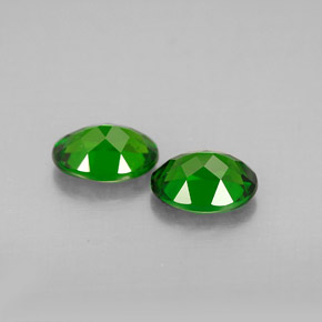 カラットの天然グリーンクロムダイオプサイド（7×5.2 mm・オーバルカット）
