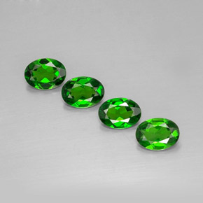 カラットの天然グリーンクロムダイオプサイド（7×5.1 mm・オーバルカット）