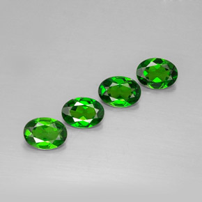 カラットの天然グリーンクロムダイオプサイド（7×5.1 mm・オーバルカット）