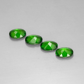 カラットの天然グリーンクロムダイオプサイド（7×5.1 mm・オーバルカット）