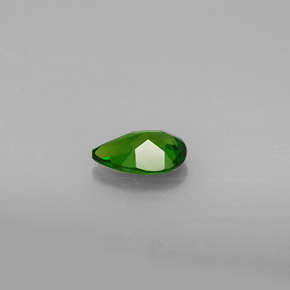 0.66カラットの天然グリーンクロムダイオプサイド（7.1×5 mm・洋梨の形）