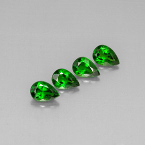 カラットの天然グリーンクロムダイオプサイド（6.7×4.6 mm・洋梨の形）