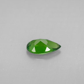 0.73カラットの天然グリーンクロムダイオプサイド（8×4.5 mm・洋梨の形）