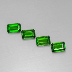 カラットの天然グリーンクロムダイオプサイド（5.9×3.9 mm・エメラルドカット）