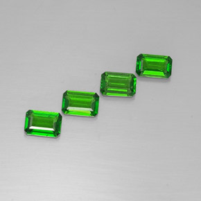 カラットの天然グリーンクロムダイオプサイド（6×4 mm・エメラルドカット）