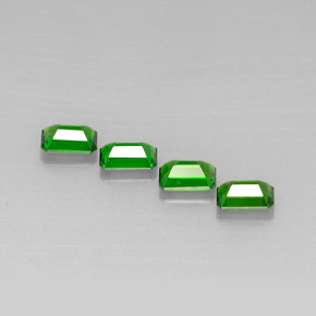カラットの天然グリーンクロムダイオプサイド（6×4.2 mm・エメラルドカット）