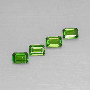 カラットの天然グリーンクロムダイオプサイド（5.8×3.9 mm・エメラルドカット）