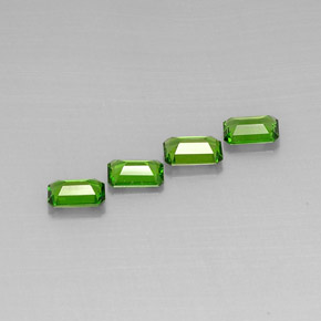 カラットの天然グリーンクロムダイオプサイド（5.8×3.9 mm・エメラルドカット）