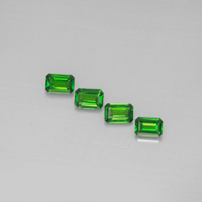 カラットの天然グリーンクロムダイオプサイド（6×4 mm・エメラルドカット）