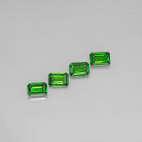 カラットの天然グリーンクロムダイオプサイド（6×4 mm・エメラルドカット）