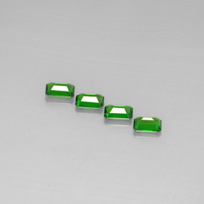 カラットの天然グリーンクロムダイオプサイド（6×4 mm・エメラルドカット）