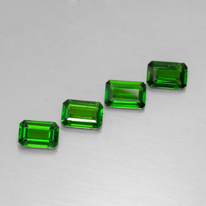 カラットの天然グリーンクロムダイオプサイド（6.1×4.1 mm・エメラルドカット）