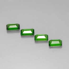 カラットの天然グリーンクロムダイオプサイド（6.1×4.1 mm・エメラルドカット）