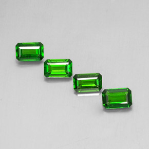 カラットの天然グリーンクロムダイオプサイド（5.9×3.8 mm・エメラルドカット）