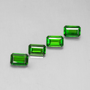 カラットの天然グリーンクロムダイオプサイド（5.9×3.8 mm・エメラルドカット）
