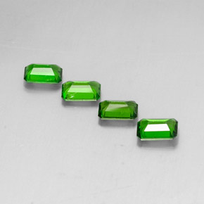 カラットの天然グリーンクロムダイオプサイド（5.9×3.8 mm・エメラルドカット）