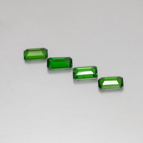 カラットの天然グリーンクロムダイオプサイド（6×3.7 mm・エメラルドカット）