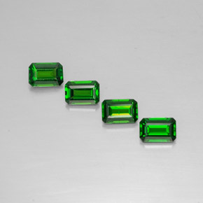 カラットの天然グリーンクロムダイオプサイド（5.7×3.9 mm・エメラルドカット）