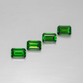 カラットの天然グリーンクロムダイオプサイド（5.7×3.9 mm・エメラルドカット）