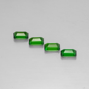 カラットの天然グリーンクロムダイオプサイド（5.7×3.9 mm・エメラルドカット）