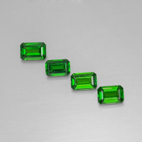 カラットの天然グリーンクロムダイオプサイド（5.9×4 mm・エメラルドカット）