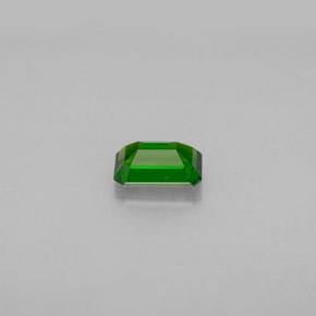 0.57カラットの天然グリーンクロムダイオプサイド（5.9×4 mm・エメラルドカット）