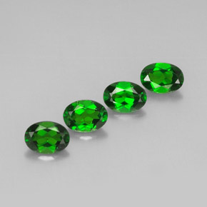 カラットの天然グリーンクロムダイオプサイド（7.1×5.1 mm・オーバルカット）