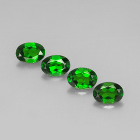 カラットの天然グリーンクロムダイオプサイド（7.1×5.1 mm・オーバルカット）