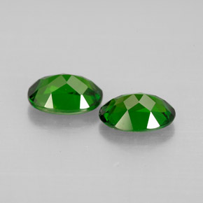 カラットの天然グリーンクロムダイオプサイド（7×5.1 mm・オーバルカット）