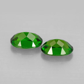 カラットの天然グリーンクロムダイオプサイド（7.1×5.1 mm・オーバルカット）