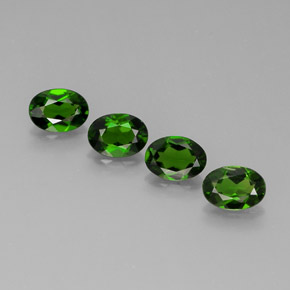カラットの天然グリーンクロムダイオプサイド（6.9×5.1 mm・オーバルカット）
