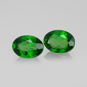 カラットの天然グリーンクロムダイオプサイド（7×5.1 mm・オーバルカット）
