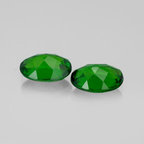 カラットの天然グリーンクロムダイオプサイド（7×5.1 mm・オーバルカット）