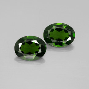 カラットの天然グリーンクロムダイオプサイド（8×6.2 mm・オーバルカット）