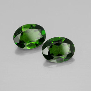 カラットの天然グリーンクロムダイオプサイド（8×6.2 mm・オーバルカット）