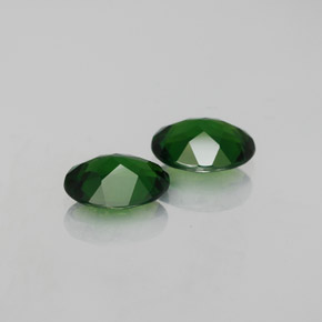 カラットの天然グリーンクロムダイオプサイド（7.9×6 mm・オーバルカット）