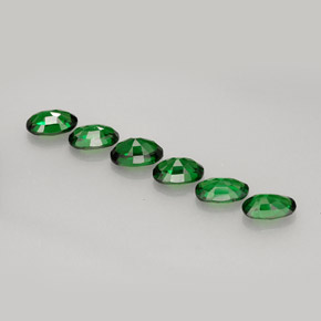 カラットの天然ビビッドグリーンクロムトルマリン（5×3.1 mm・オーバルカット）