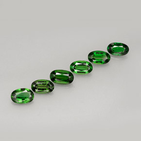 カラットの天然ビビッドグリーンクロムトルマリン（4.9×3 mm・オーバルカット）