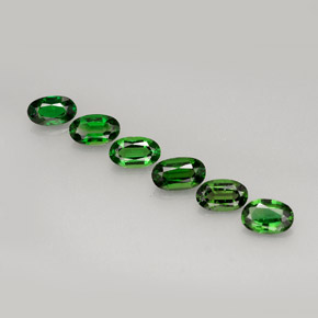 カラットの天然ビビッドグリーンクロムトルマリン（4.9×3 mm・オーバルカット）