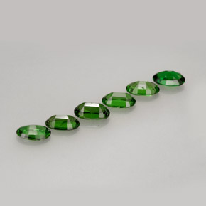 カラットの天然ビビッドグリーンクロムトルマリン（4.9×3 mm・オーバルカット）