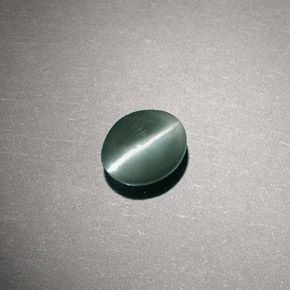0.80カラットの天然グリーンChrysoberyl Cat's Eye（5.5×4.5 mm・オーバルカット）