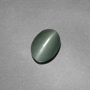 0.76カラットの天然グリーンChrysoberyl Cat's Eye（6.9×5 mm・オーバルカット）